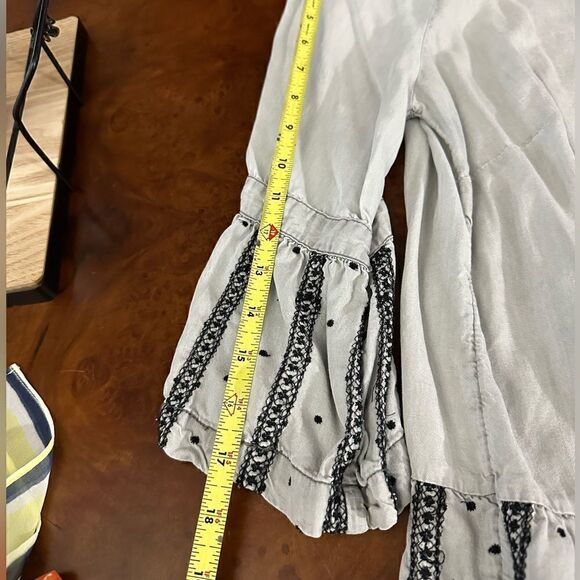 Downeast Pullover Flutter Sleeve Blouse Gray With Black Embroidery Size Medium - Picture 16 of 16